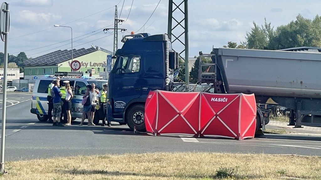 Tragická nehoda v Plzni. Cyklistka nepřežila střet s nákladním autem